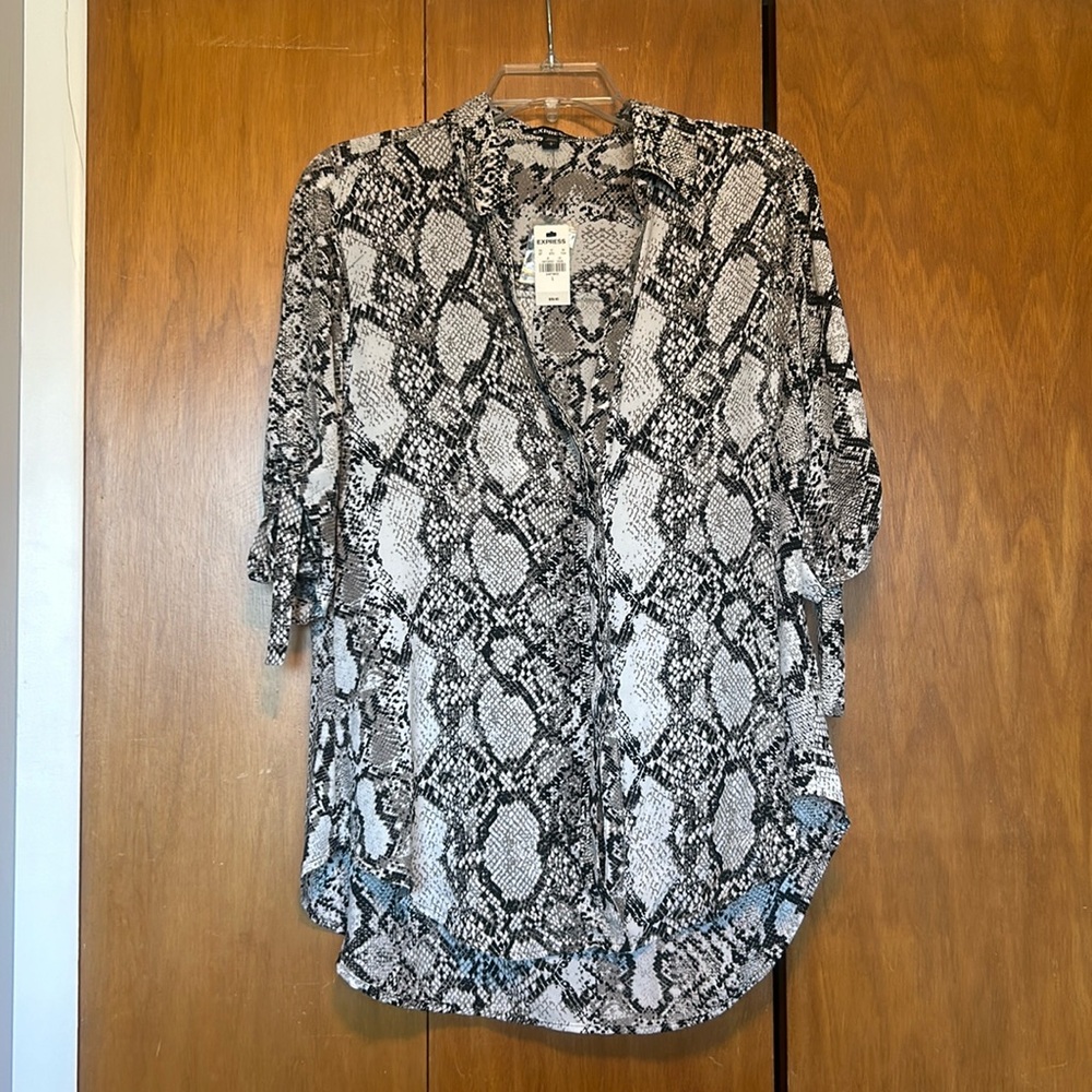 Express blouse with adjustable sleeves using bows.